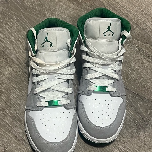 Jordan 1mid Size 7 vey clean only worn once(SON COULDNT FIT) EXTRA SHOESTRING - Picture 3 of 3